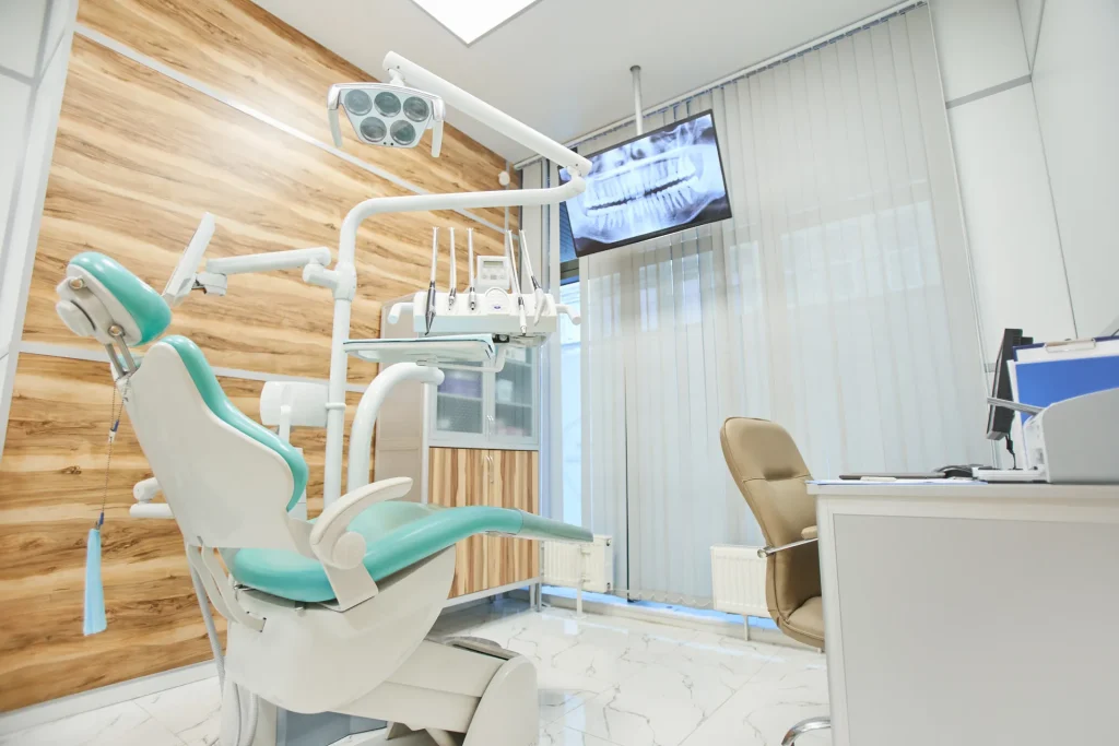 Gabinete dental moderno con sillón y equipo de exploración