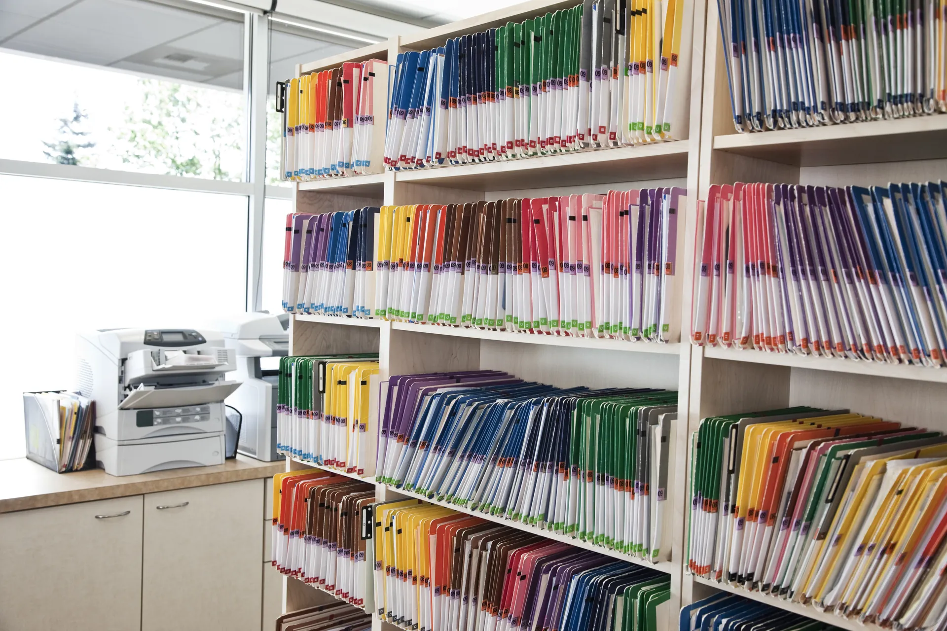 Estanterías de oficina llenas de archivadores de colores