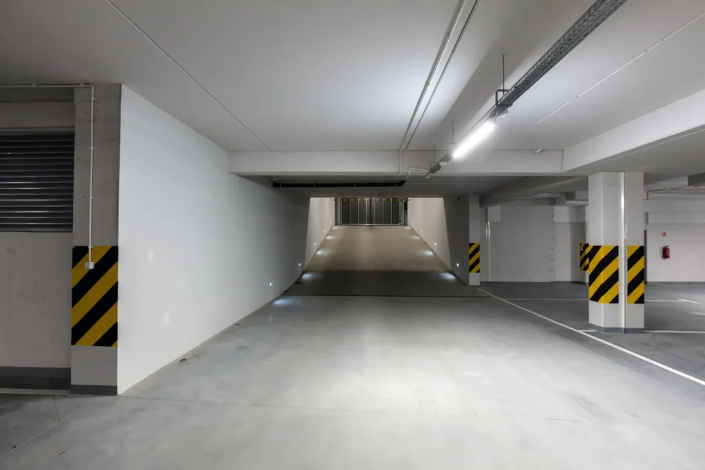 Aparcamiento subterráneo vacío de un edificio
