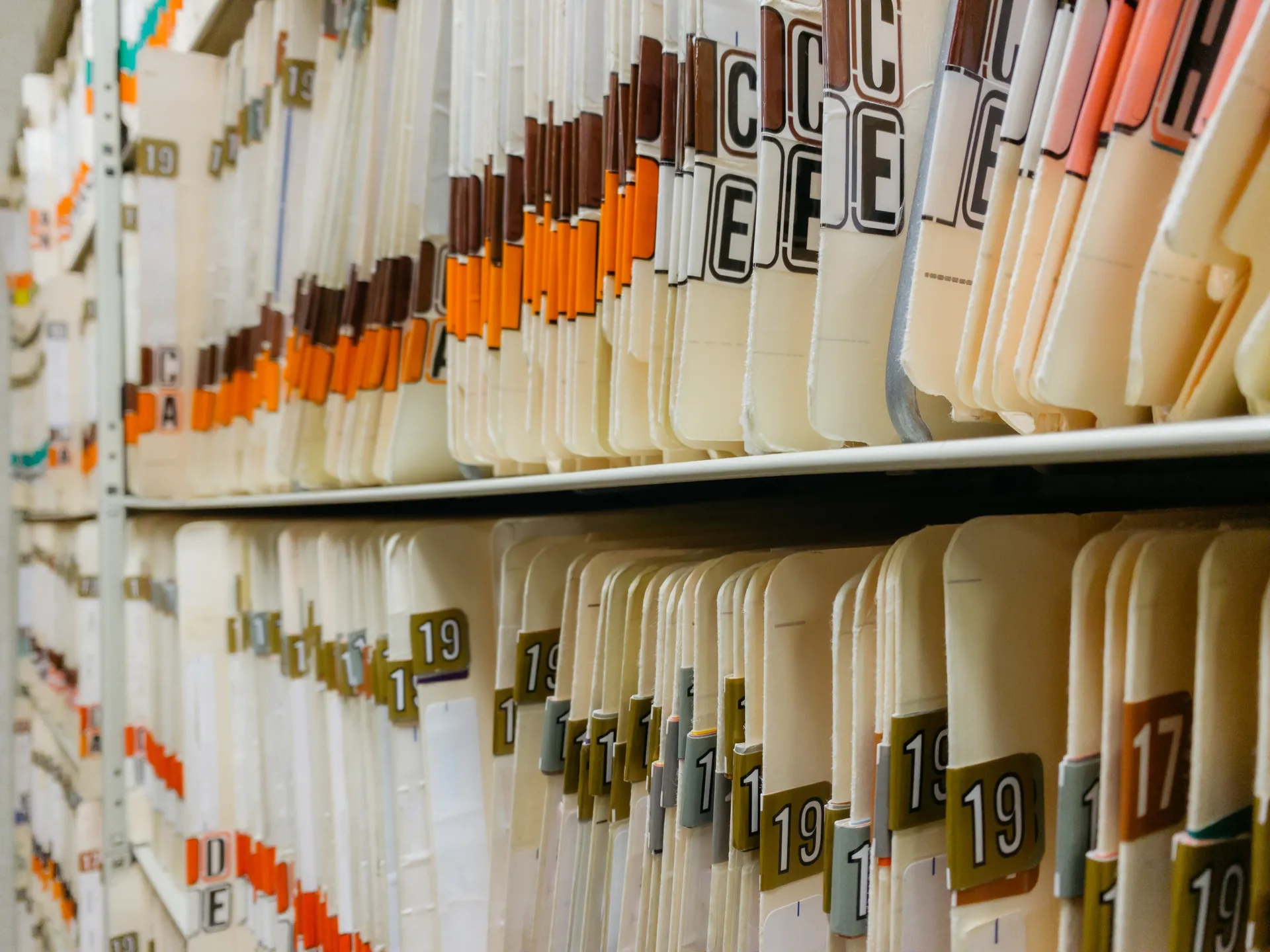 Carpetas de expedientes numeradas y ordenadas en un archivo