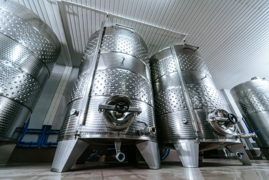 Depósitos de acero inoxidable en una nave de producción