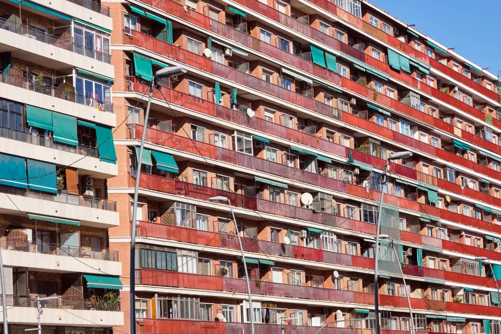 Bloque de viviendas alto con balcones y toldos de colores