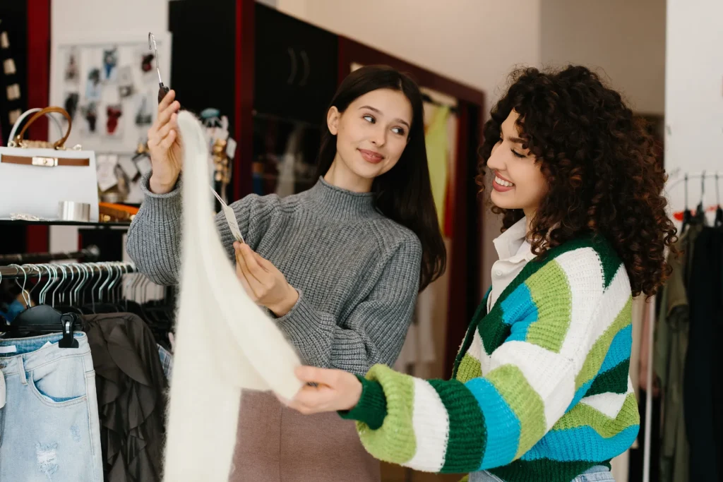 Dos amigas eligiendo un pañuelo en una tienda de ropa