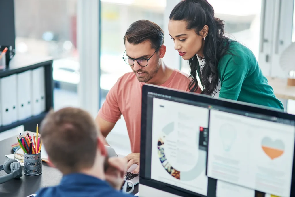 Equipo de una agencia revisando datos de campañas en la pantalla