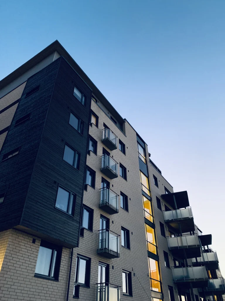 Fachada de un edificio residencial de viviendas
